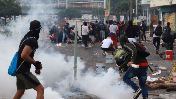 Manifestantes entram em confronto com membros das forças de segurança durante um protesto em Cali, na Colômbia, no dia 3 de maio de 2021 - Sputnik Brasil