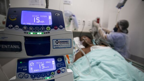 Em Londrina, no estado brasileiro do Paraná, profissional de saúde atende paciente de COVID-19 intubado, em 23 de abril de 2021 - Sputnik Brasil