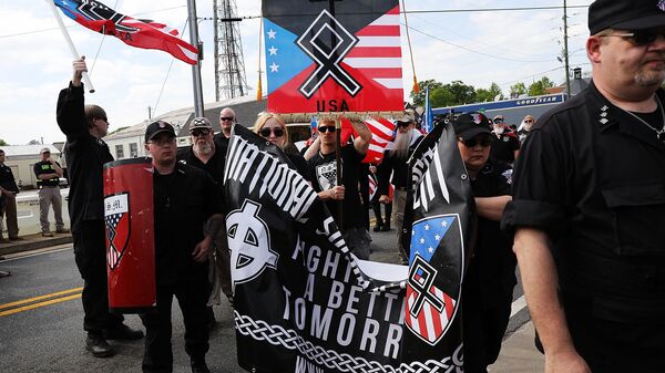 Membros e apoiadores do Movimento Nacional Socialista, um dos maiores grupos neonazistas dos Estados Unidos, realizam uma manifestação em 21 de abril de 2018 em Newnan, Geórgia - Sputnik Brasil