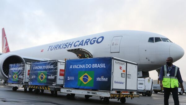 Insumos para produção da vacina CoronaVac chegam da China, no aeroporto Internacional de Guarulhos, em São Paulo - Sputnik Brasil
