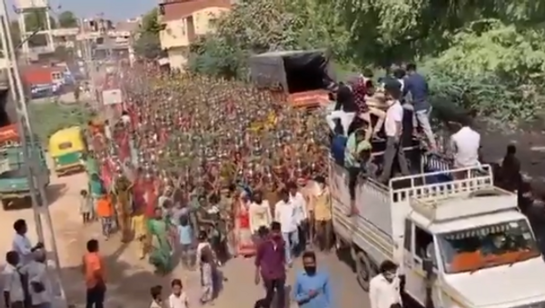 Cerimônia religiosa reúne centenas de mulheres em meio à pandemia de COVID-19 em Navapura, no estado de Gujarat, na Índia, no dia 4 de maio de 2021 - Sputnik Brasil