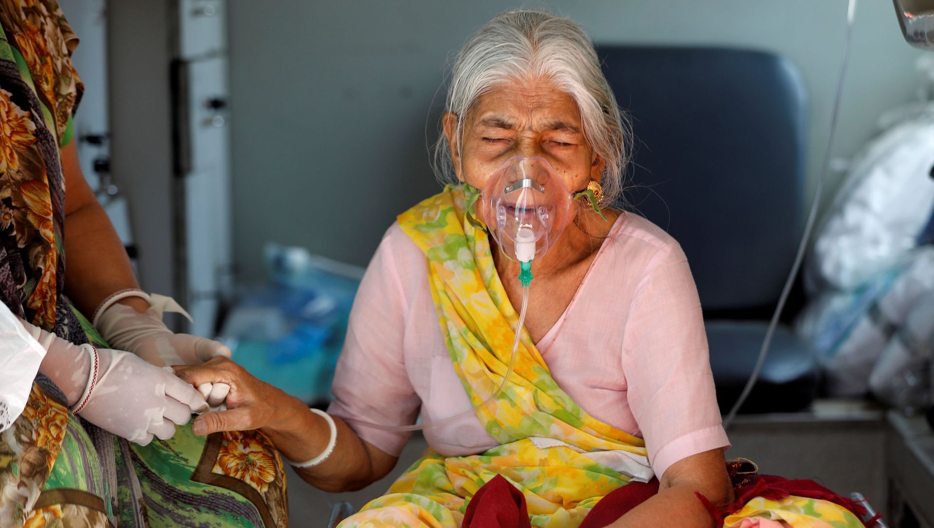 Em Ahmedabad, na Índia, uma mulher idosa com uma máscara de oxigênio é atendida dentro de uma ambulância enquanto aguarda para entrar em um hospital especializado em COVID-19, em 5 de maio de 2021 Em Ahmedabad, na Índia, uma mulher idosa com uma máscara de oxigênio é atendida dentro de uma ambulância enquanto aguarda para entrar em um hospital especializado em COVID-19, em 5 de maio de 2021 - Sputnik Brasil, 1920, 06.05.2021