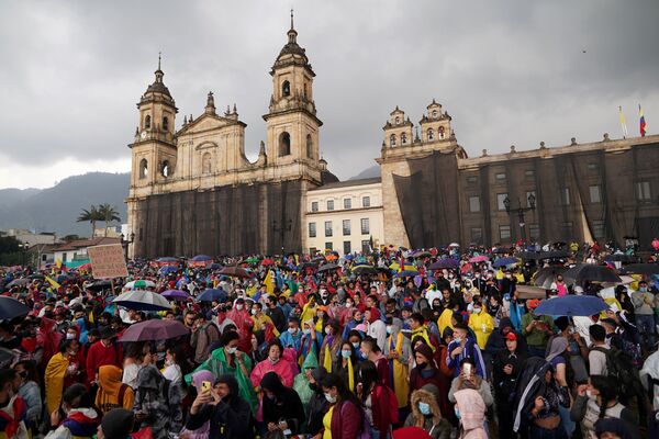Manifestantes participam dos protestos contra pobreza e violência policial em Bogotá, na Colômbia, 5 de maio de 2021 - Sputnik Brasil