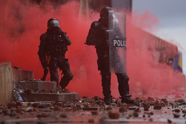 Policiais durantes manifestações antigovernamentais em Bogotá, Colômbia, 5 de maio de 2021 - Sputnik Brasil