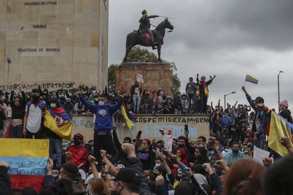 Protestos antigovernamentais em Bogotá, na Colômbia, em 5 de maio de 2021 - Sputnik Brasil