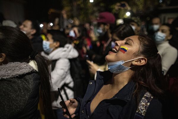 Colombianos moradores no Chile gritam slogans contra o presidente da Colômbia Iván Duque durante vigília contra a violência que está ocorrendo em seu país natal, Santiago, Chile, 5 de maio de 2021 - Sputnik Brasil
