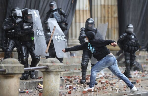 Confrontos entre os manifestantes e polícia durantes os protestos em Bogotá, Colômbia, 5 de maio de 2021 - Sputnik Brasil
