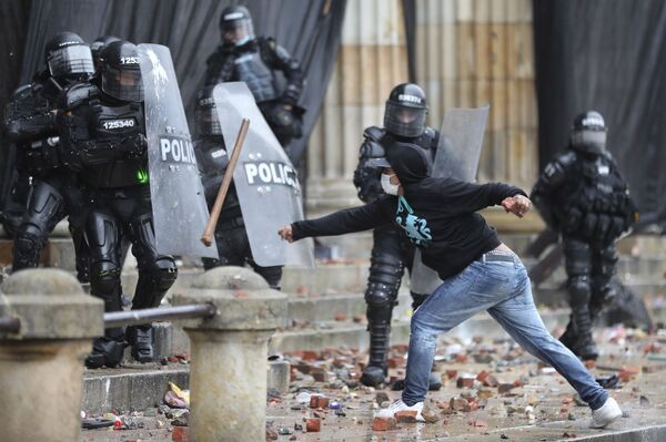 Confrontos entre os manifestantes e polícia durantes os protestos em Bogotá, Colômbia, 5 de maio de 2021 - Sputnik Brasil