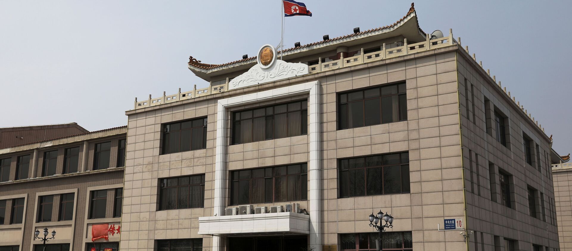 A man cycles past the North Korea consular office in Dandong, Liaoning province, China April 20, 2021. - Sputnik Brasil, 1920, 07.05.2021