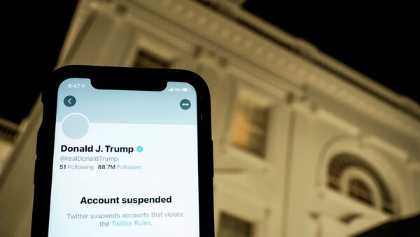 Ilustração mostra conta suspensa de Donald Trump no Twitter em um celular no fundo da Casa Branca em Washington - Sputnik Brasil