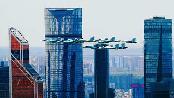 Formação tática de caças Su-30SM e Su-35S e bombardeiros Su-34 sobrevoando Moscou durante o ensaio geral da parte aérea da parada militar em homenagem ao 76º aniversário da vitória da Rússia na Grande Guerra pela Pátria, Rússia, 7 de maio de 2021 - Sputnik Brasil