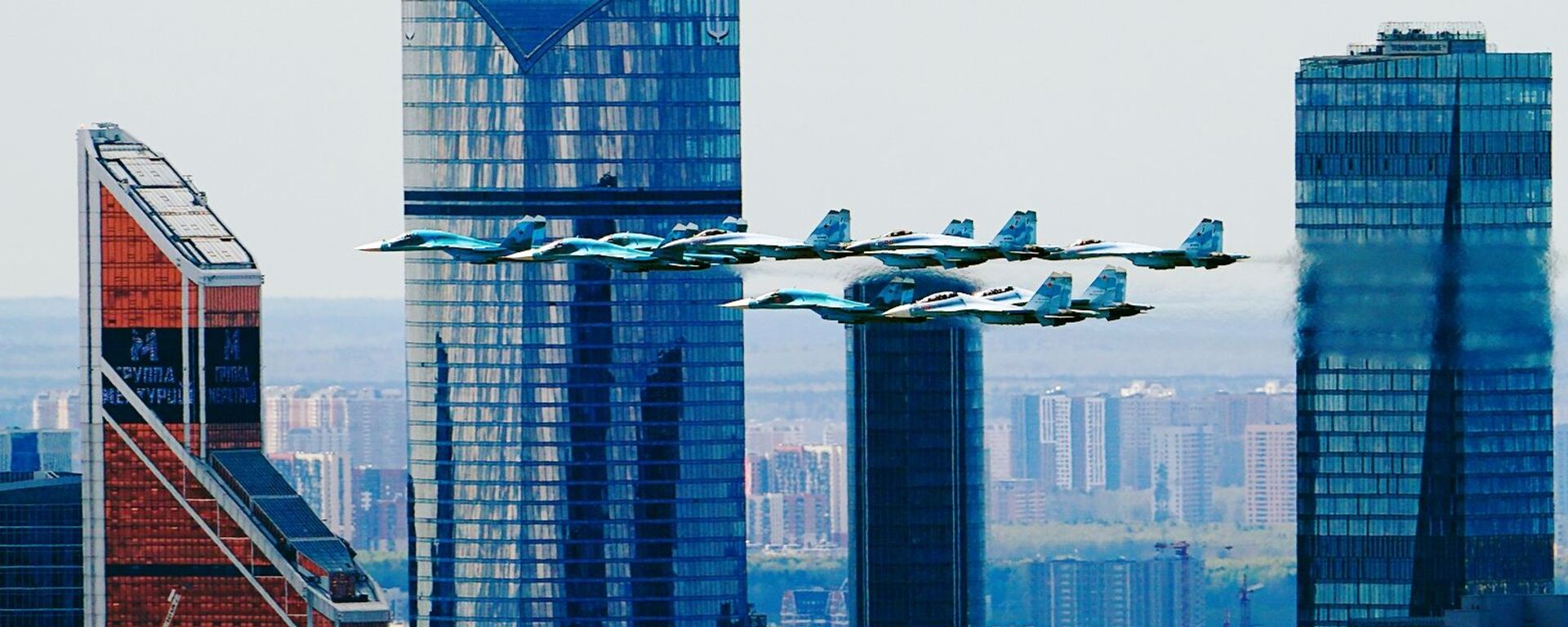 Formação tática de caças Su-30SM e Su-35S e bombardeiros Su-34 sobrevoando Moscou durante o ensaio geral da parte aérea da parada militar em homenagem ao 76º aniversário da vitória da Rússia na Grande Guerra pela Pátria, Rússia, 7 de maio de 2021 - Sputnik Brasil, 1920, 23.12.2024