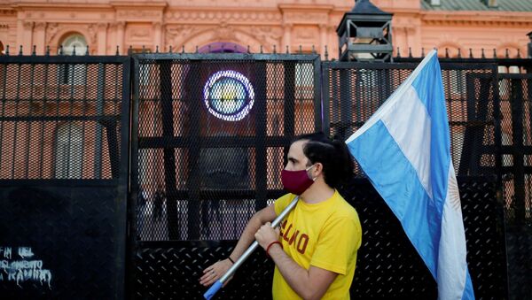 Um manifestante segura uma bandeira argentina em protesto contra as medidas de bloqueio do presidente da Argentina, Alberto Fernandez, em Buenos Aires, em 17 de abril de 2021 - Sputnik Brasil