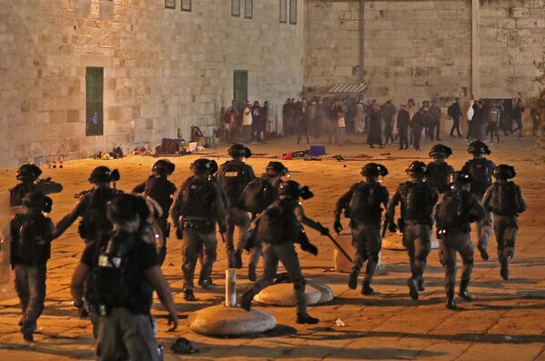 Forças de segurança israelenses avançam, em meio a confrontos com manifestantes palestinos, em direção à Mesquita al-Aqsa em Jerusalém, 7 de maio de 2021 - Sputnik Brasil