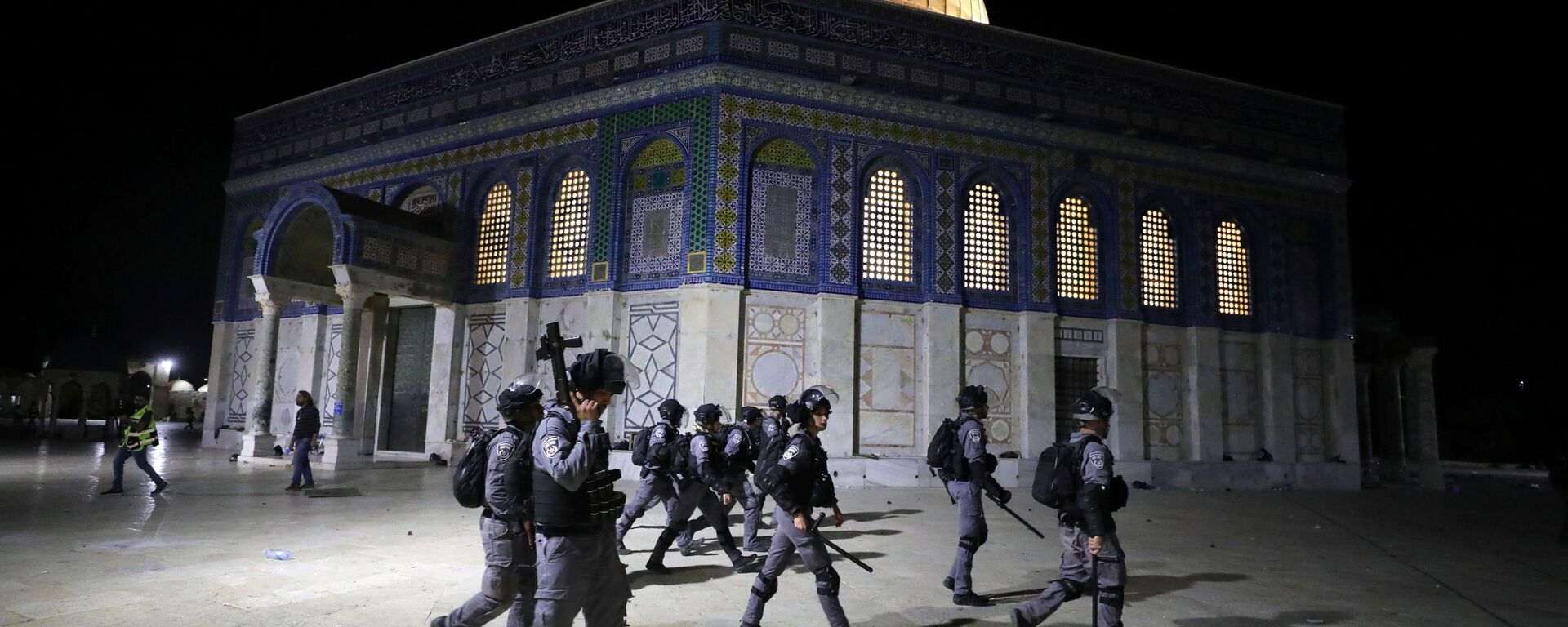 Polícia israelense caminha perto da Cúpula do Rochedo, durante confrontos na área da Mesquita Al-Aqsa, conhecida pelos muçulmanos como Santuário Nobre e pelos judeus como Monte do Templo, em meio a tensões motivadas pelo possível despejo de famílias palestinas de casas em terras reclamadas pelos colonos judeus no bairro Sheikh Jarrah, na Cidade Velha de Jerusalém, 7 de maio de 2021 - Sputnik Brasil, 1920, 14.12.2021