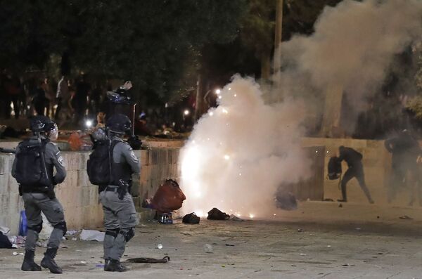 Gás lacrimogêneo se espalha em meio a confrontos entre as forças de segurança israelenses e manifestantes palestinos junto à Mesquita Al-Aqsa, em Jerusalém, 7 de maio de 2021 - Sputnik Brasil