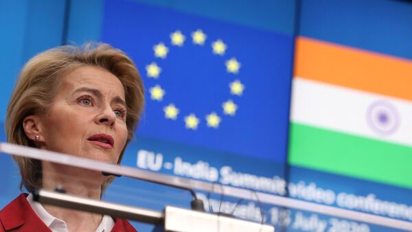 Em Bruxelas, na Bélgica, a presidente da Comissão Europeia, Ursula von der Leyen, fala durante uma coletiva de imprensa durante evento virtual com o premiê indiano, Narendra Modi, em 15 de julho de 2020 - Sputnik Brasil