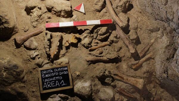 Caverna próxima a Roma onde foram encontrados os fósseis de 9 neandertais  - Sputnik Brasil