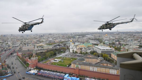 Helicópteros multifuncionais Mi-8 durante a parte aérea do desfile no Dia da Vitória em Moscou, Rússia, 9 de maio de 2021 - Sputnik Brasil
