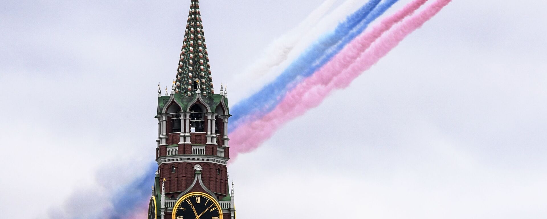Jatos de ataque ao solo Su-25BM marcando no céu as cores da bandeira russa – branco, azul e vermelho – durante a parte aérea da Parada da Vitória em Moscou, Rússia, 9 de maio de 2021 - Sputnik Brasil, 1920, 08.05.2024