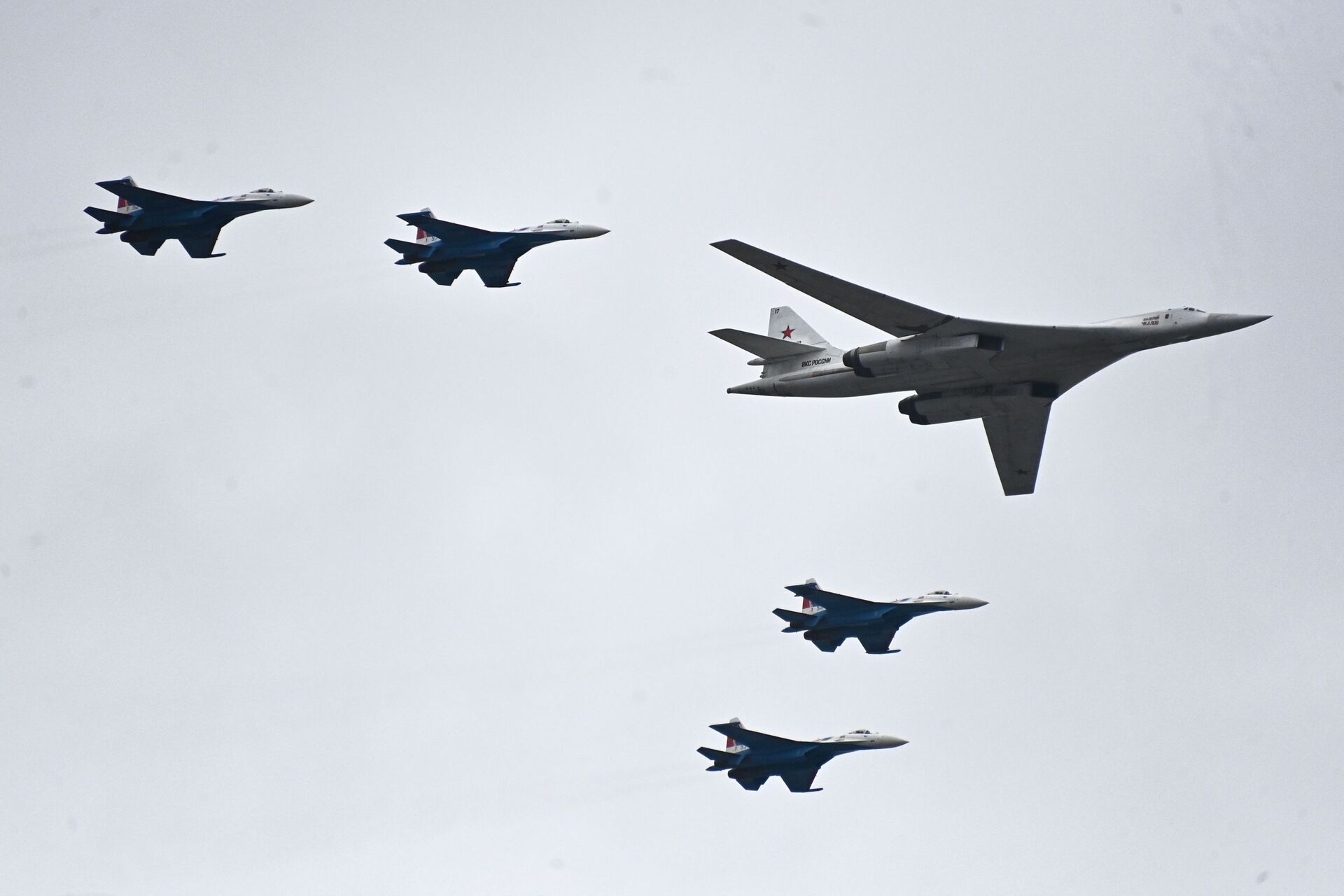 Bombardeiro estratégico Tu-160 acompanhado por quatro caças Su-35S durante o desfile aéreo no Dia da Vitória em Moscou, 9 de maio de 2021 - Sputnik Brasil, 1920, 25.06.2024