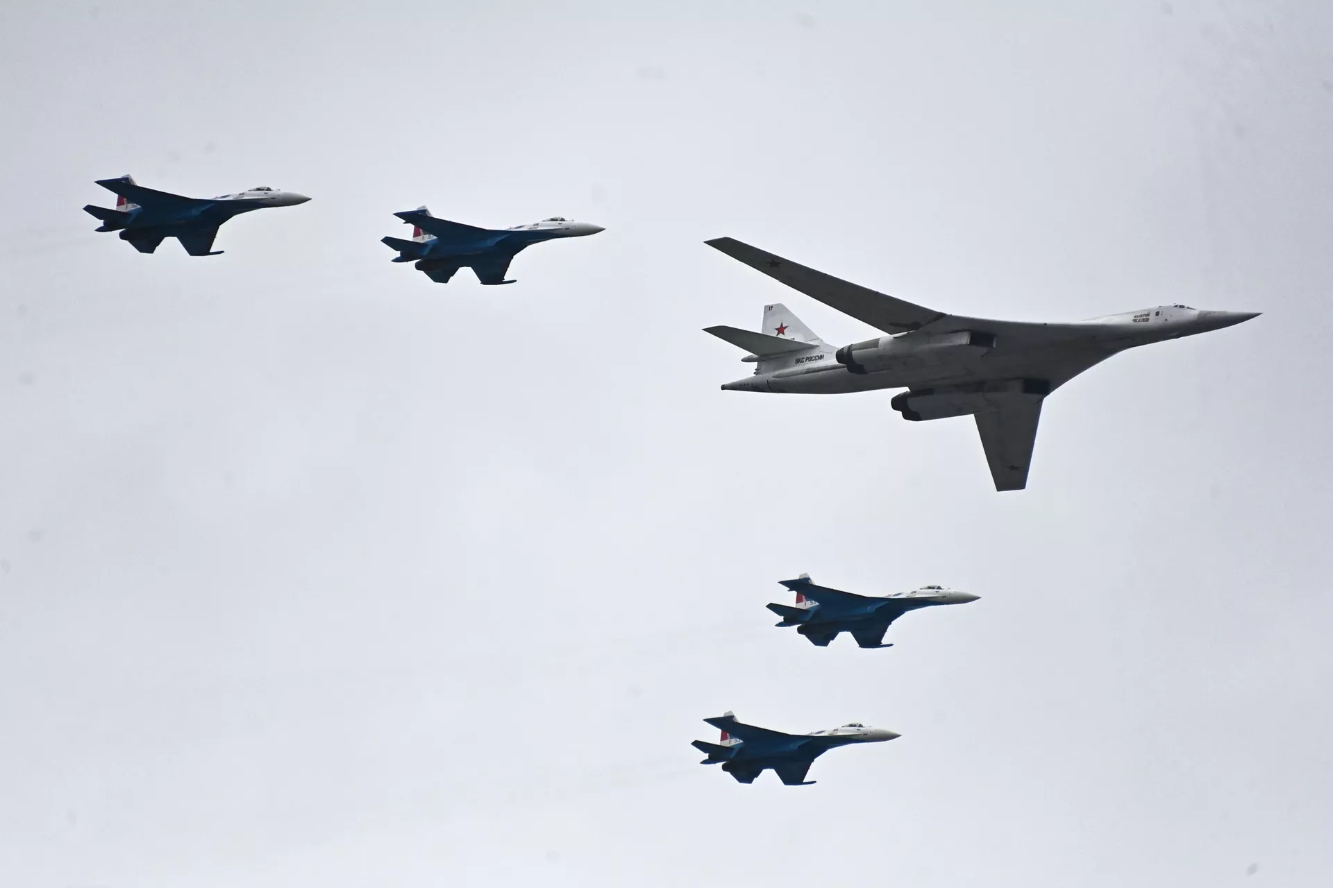 Bombardeiro estratégico Tu-160 acompanhado por quatro caças Su-35S durante o desfile aéreo no Dia da Vitória em Moscou, 9 de maio de 2021 - Sputnik Brasil, 1920, 25.06.2024