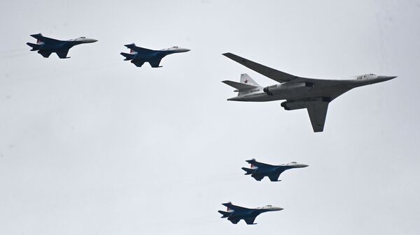 Bombardeiro estratégico Tu-160 acompanhado por quatro caças Su-35S durante o desfile aéreo no Dia da Vitória em Moscou, 9 de maio de 2021 - Sputnik Brasil