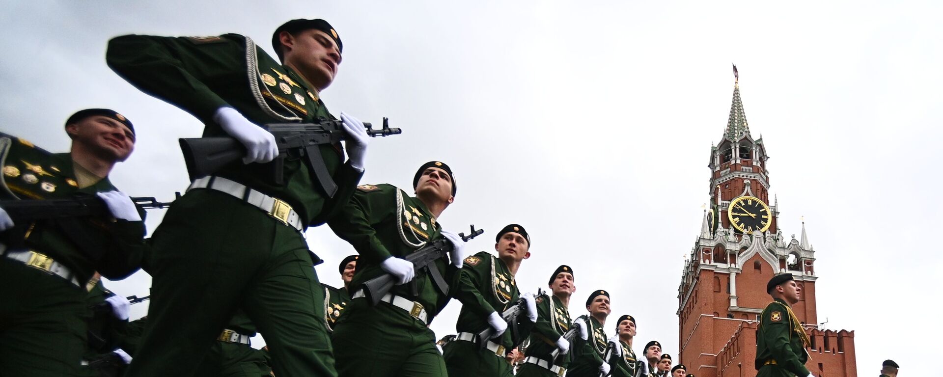 Estudantes da Escola Superior Militar de Comando de Moscou antes do início da Parada da Vitória em Moscou, Rússia, 9 de maio de 2021 - Sputnik Brasil, 1920, 11.05.2026