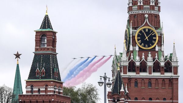 Jatos de ataque ao solo Su-25BM marcando no céu as cores da bandeira russa – branco, azul e vermelho – durante a parte aérea da Parada da Vitória em Moscou, Rússia, 9 de maio de 2021 - Sputnik Brasil
