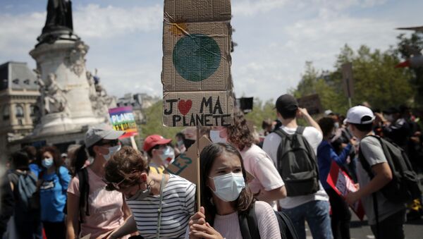 Uma manifestante segura um cartaz durante uma manifestação contra as mudanças climáticas em Paris, em 9 de maio de 2021. Milhares de pessoas foram às ruas de Paris e outras cidades para pedir medidas de combate às alterações climáticas - Sputnik Brasil