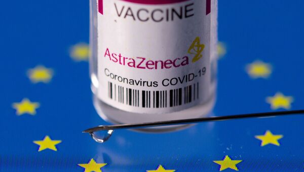 Vacina da AstraZeneca sobre a bandeira da União Europeia, 24 de março de 2021 - Sputnik Brasil