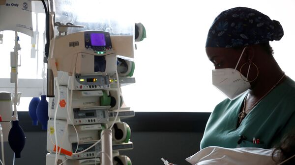Profissional de saúde ajusta equipamentos médicos na Unidade de Cuidados Intensivos (UTI) do hospital privado Centro Cardiológico do Norte em Saint-Denis, perto de Paris, em meio à pandemia da doença do novo coronavírus (COVID-19), França, 4 de maio de 2021 - Sputnik Brasil