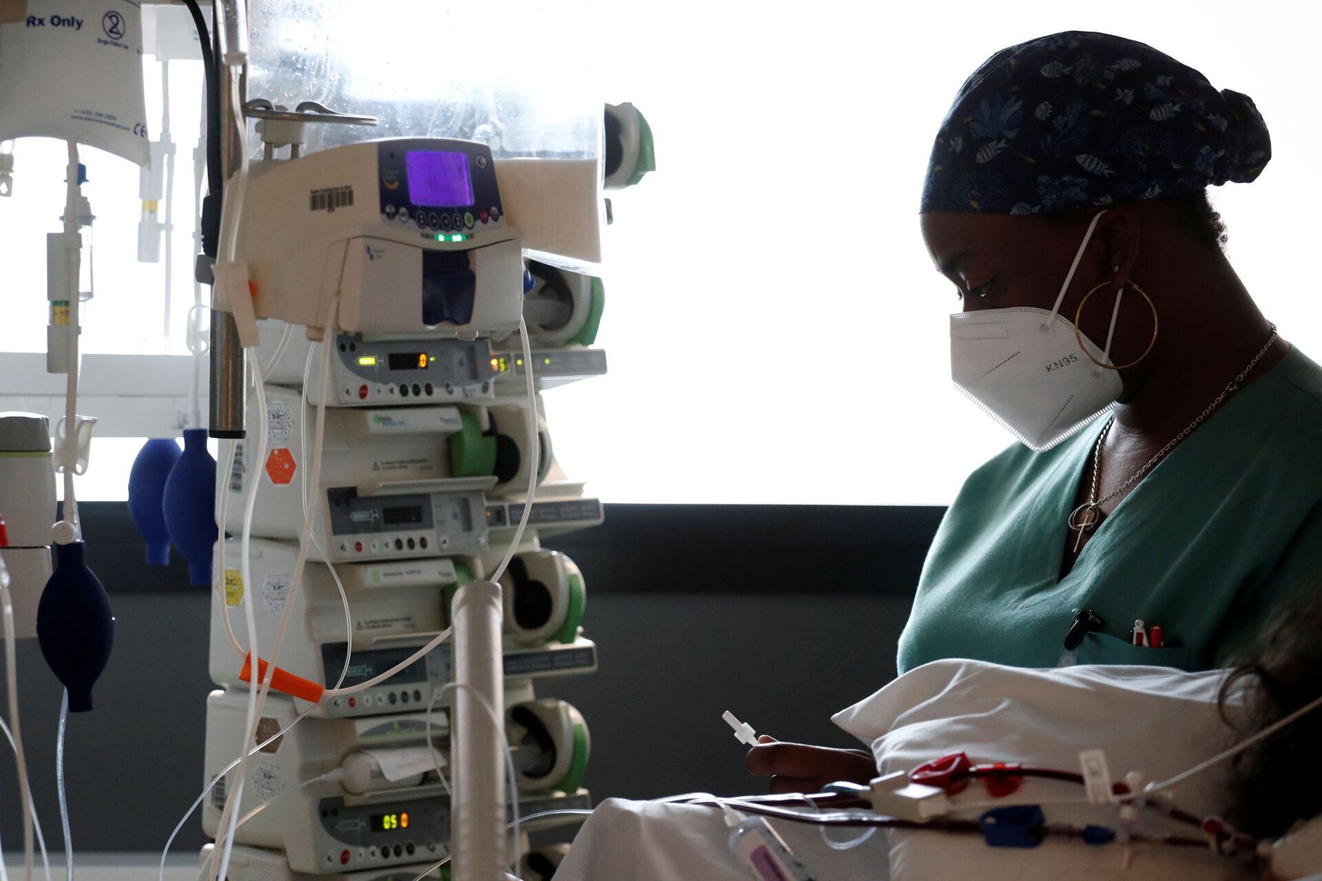 Profissional de saúde ajusta equipamentos médicos na Unidade de Cuidados Intensivos (UTI) do hospital privado Centro Cardiológico do Norte em Saint-Denis, perto de Paris, em meio à pandemia da doença do novo coronavírus (COVID-19), França, 4 de maio de 2021 - Sputnik Brasil, 1920, 28.12.2021