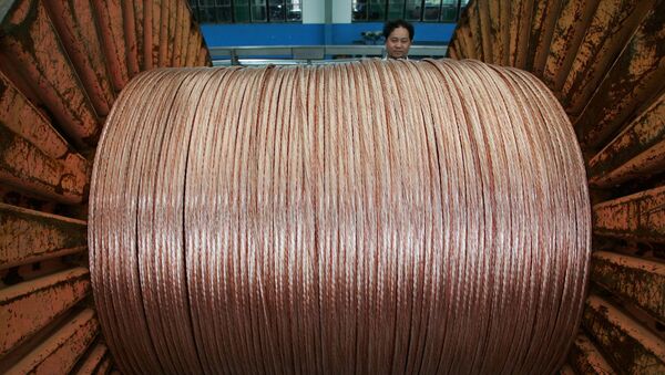 Funcionário em uma fábrica de cabos de cobre na China - Sputnik Brasil