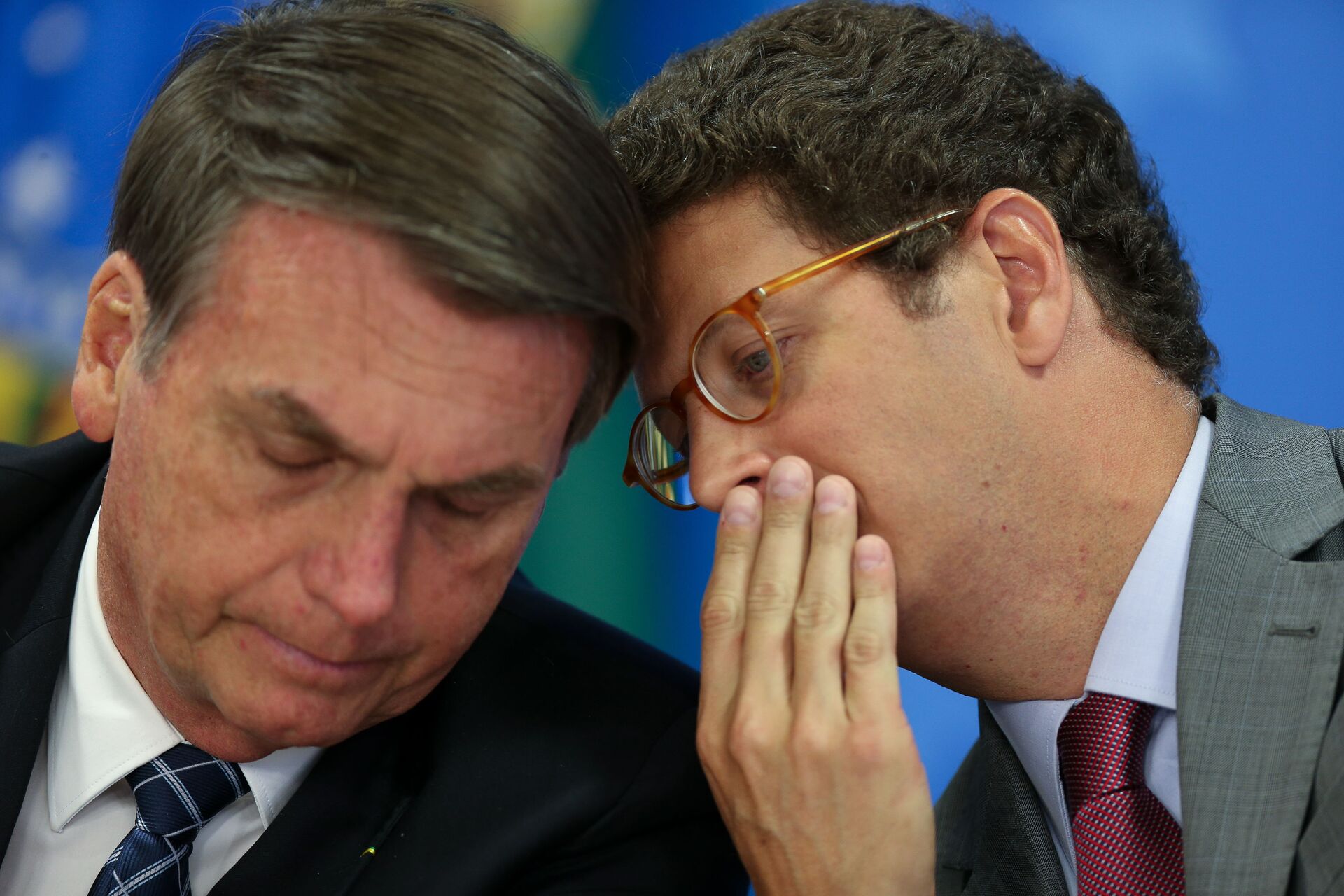 Em Brasília, o presidente brasileiro, Jair Bolsonaro, e o ministro do Meio Ambiente, Ricardo Salles conversam durante evento, em 1º de agosto de 2019 - Sputnik Brasil, 1920, 24.11.2021