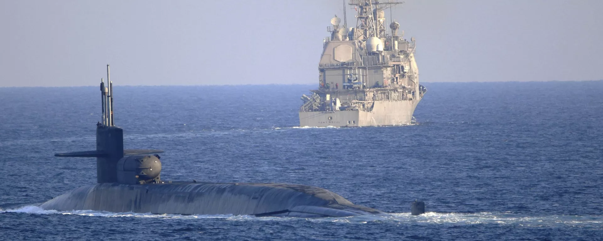 Embarcações da Marinha dos EUA no estreito de Ormuz - Sputnik Brasil, 1920, 13.04.2026