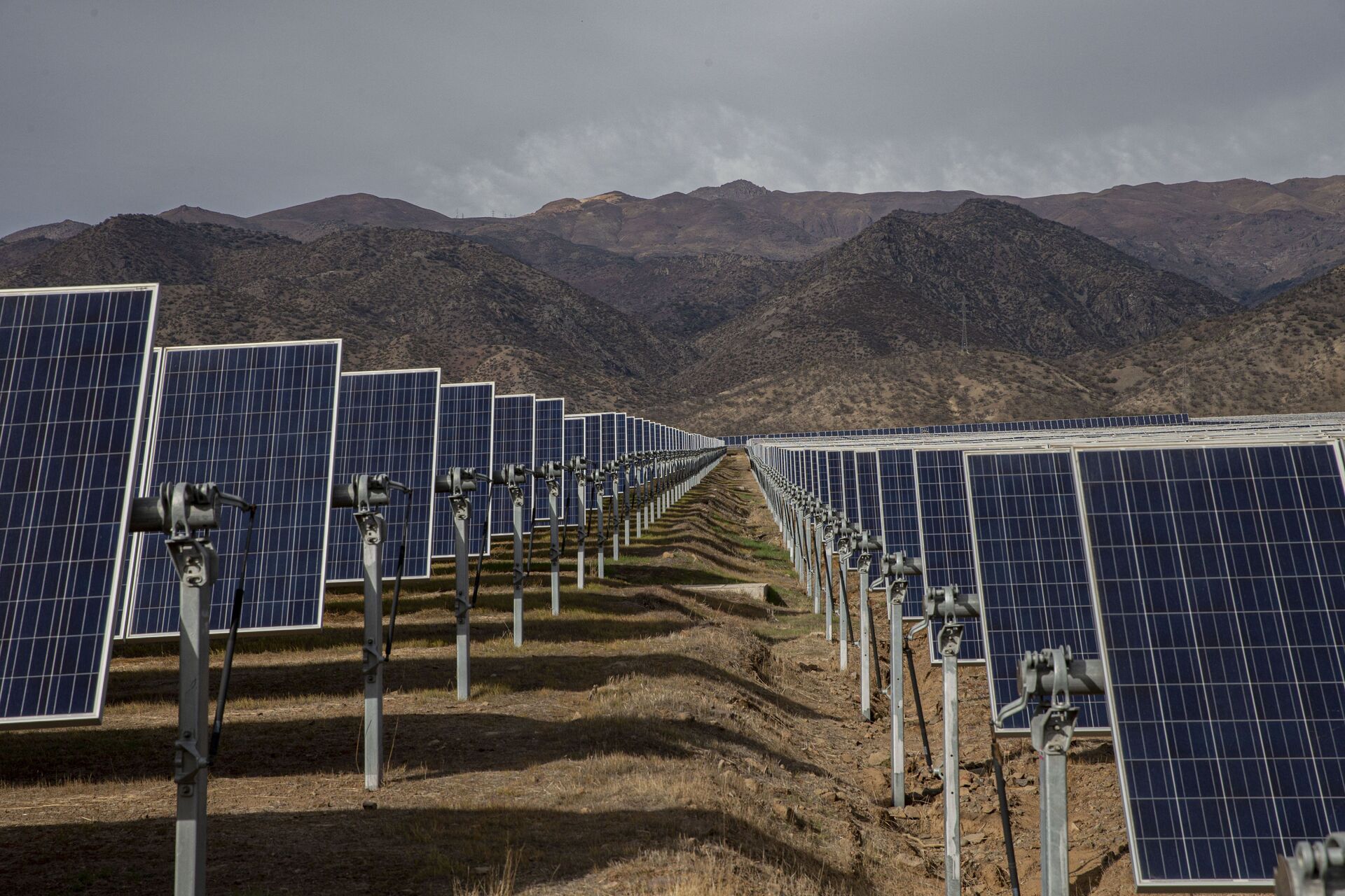 Painéis em planta de energia solar construída no Chile com financiamento chinês, em Colina, em 20 de agosto de 2019 (foto de arquivo) - Sputnik Brasil, 1920, 09.08.2022