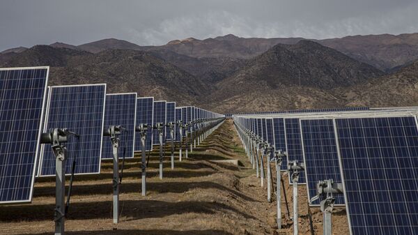 Painéis em planta de energia solar construída no Chile com financiamento chinês, em Colina, em 20 de agosto de 2019 (foto de arquivo) - Sputnik Brasil