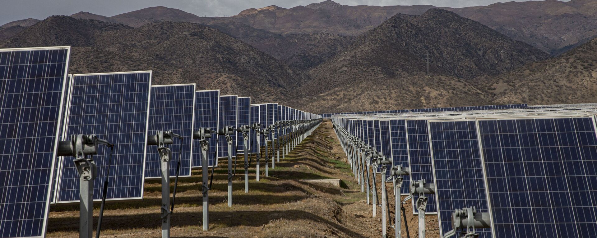 Painéis em planta de energia solar construída no Chile com financiamento chinês, em Colina, em 20 de agosto de 2019 (foto de arquivo) - Sputnik Brasil, 1920, 08.05.2024
