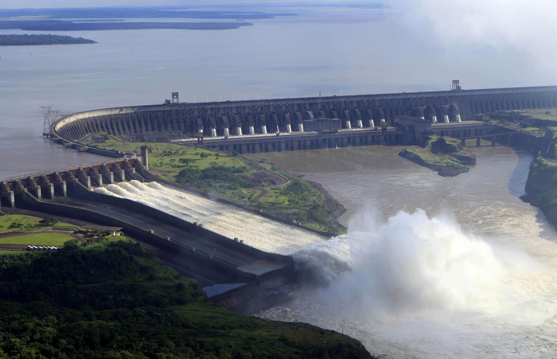 Usina hidrelétrica de Itaipu é vista a partir do rio Paraná, na fronteira entre Brasil e Paraguai (foto de arquivo)  - Sputnik Brasil, 1920, 26.08.2022