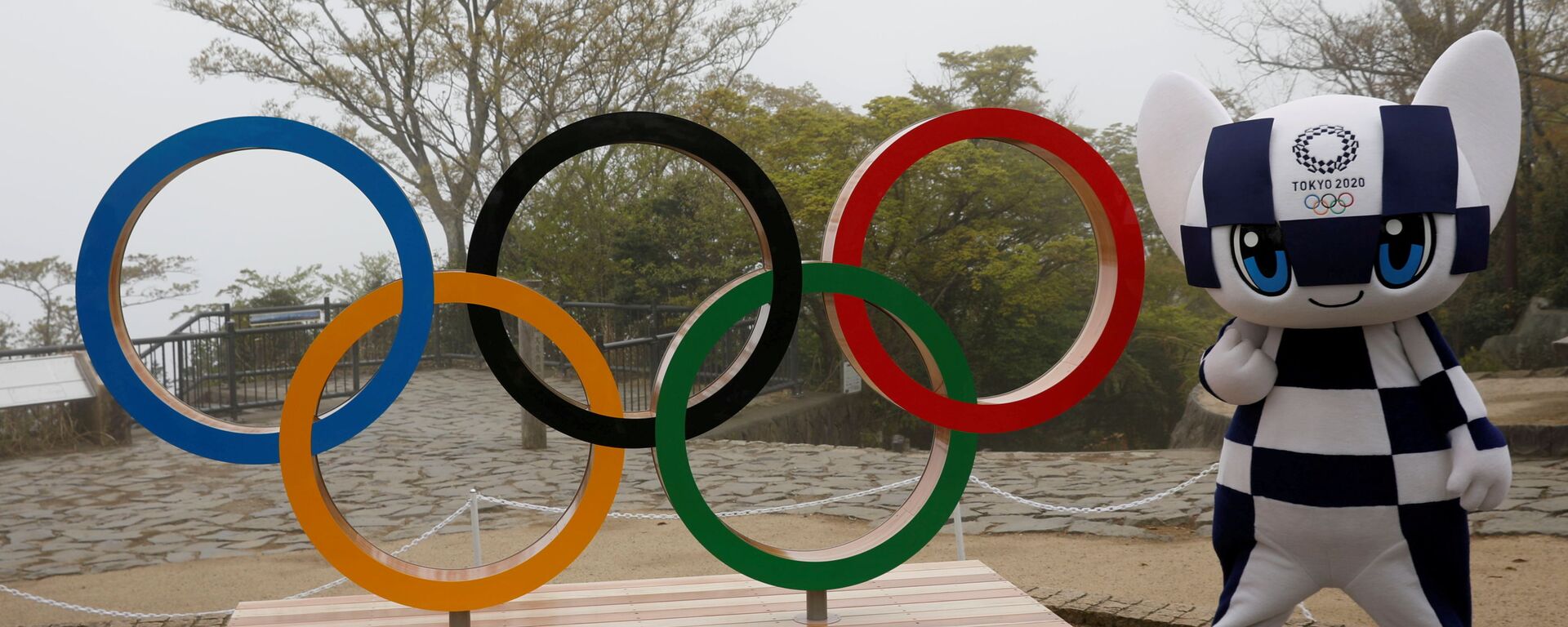 O mascote dos Jogos Olímpicos de Tóquio, Miraitowa, posa ao lado símbolo olímpico, em Tóquio, no Japão, no dia 14 de abril de 2021 - Sputnik Brasil, 1920, 11.05.2021