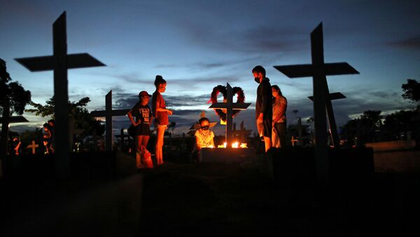 Grupo participa de enterro de vítima do coronavírus no cemitério Parque Taruma, em Manaus, no Amazonas - Sputnik Brasil