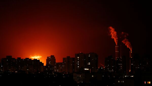 Uma visão geral mostra edifícios residenciais com grande fogo e fumaça ao fundo, onde as autoridades disseram que um foguete de Gaza atingiu um oleoduto de energia israelense perto de Ashkelon, Israel, 11 de maio de 2021 - Sputnik Brasil