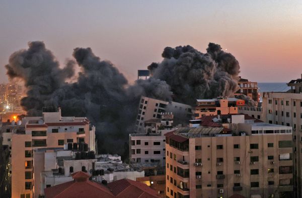 Nuvens de fumaça provocadas por um ataque aéreo israelense em Gaza - Sputnik Brasil