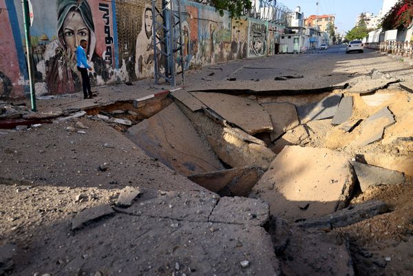 Palestino em frente a uma cratera gigante em Gaza - Sputnik Brasil