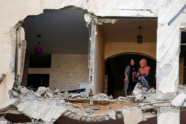 Palestinas observam suas casas danificadas durante bombardeio israelense em Gaza - Sputnik Brasil