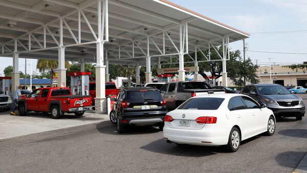Uma fila de veículos segue em direção a um posto de gasolina Wawa, depois que um ciberataque paralisou o maior duto de combustível do país, operado pela Colonial Pipeline, em Tampa, Flórida, EUA, 12 de maio de 2021 - Sputnik Brasil