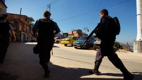 Policiais militares caminham por ruas da localidade conhecida como Alvorada, no Complexo de Favelas do Morro do Alemão, no Rio de Janeiro - Sputnik Brasil