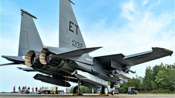 Caça F-15E da Força Aérea dos EUA, armado pela primeira vez com cinco mísseis de cruzeiro ar-terra AGM-158 JASSM, na base aérea de Eglin - Sputnik Brasil