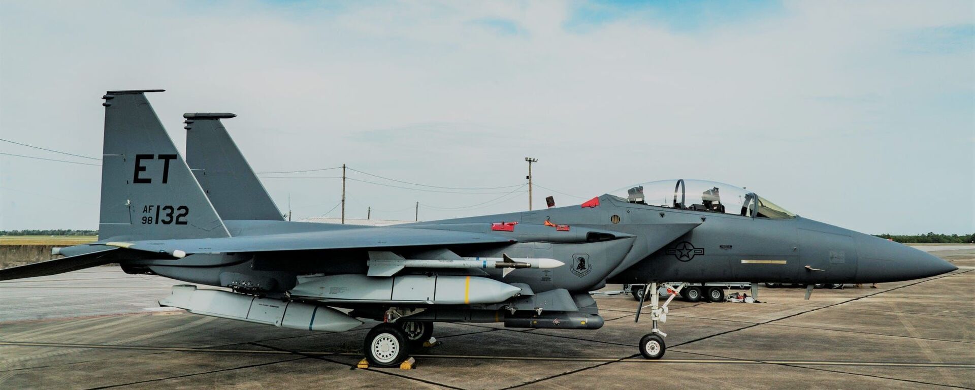 Caça F-15E da Força Aérea dos EUA, armado pela primeira vez com cinco mísseis de cruzeiro ar-terra AGM-158 JASSM, na base aérea de Eglin - Sputnik Brasil, 1920, 12.06.2026